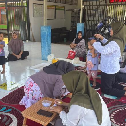 Tingkatkan Kesehatan Ibu dan Anak, Posyandu Teratai I Desa Tanah Abang Rutin Gelar Pelayanan Kesehat